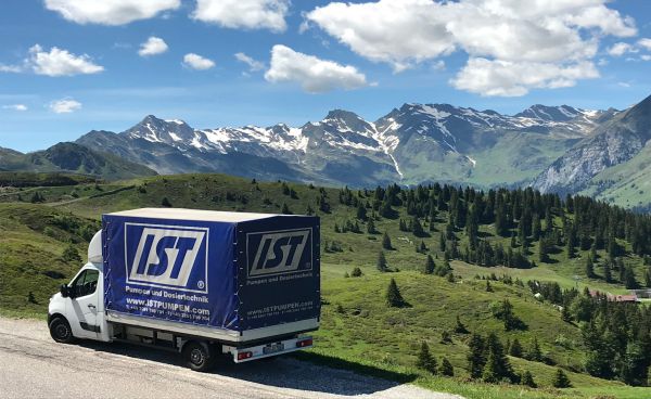 IST LKW vor Alpenpanorama