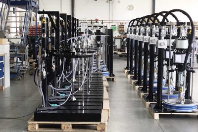 Diverse Pumpen auf Paletten in der Lagerhalle